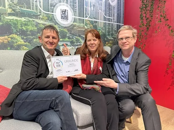 2. Platz „B2B.Digital“ für Danfoss mit „Danfoss-Schulungsprogramm zum hydraulischen Abgleich“: Bernd Scheithauer, Portfoliomanager bei Danfoss; Mónica Casas Gil, Marketing Campaign Manager bei Danfoss; und stv. Si-Chefredakteur Marcus Lauster (v. l.).