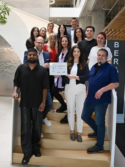 2. Platz „Handel“ für Reisser mit „Dein Bad statt ein Bad – so individuell wie du“: Von der Reisser AG Johann Jeevaratnam und Stephan Feuchter (1. R. v. l.); Patrick Preiß, Alessia Weigel und Selina Migliore (2. R. v. l.); Yvonne Schwenger, Sylvia Wochinger, Benina Adams und Patrick Jörger (3. R. v. l.); Berenice Pappalardo, Anna Wojczik, Nicole Podesser, Natalie Teufel und Dominik Rathgeb (4. R. v. l.).