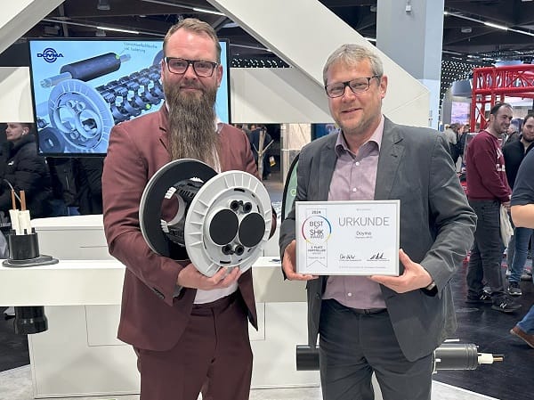 2. Platz „Heizung“ für Doyma mit „Doymafix HP/O“: Tobias Meints, Leiter Marketing bei Doyma, mit Si-Chefredakteur Maximilian Döller (v. l.).
