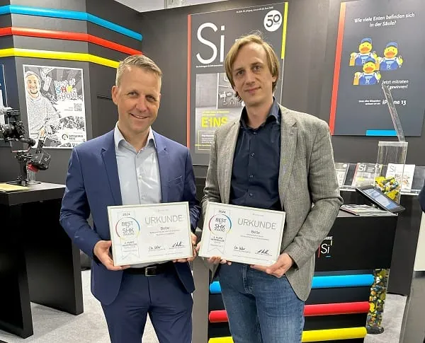 2. Platz „Installation“ für Bette mit „BetteLevel: Es war noch nie so einfach, Duschen zu installieren“: Sven Rensinghoff, Leiter Marketing & Produktmanagement und Mitglied der Geschäftsleitung bei Bette, mit Si-Redakteur Alexander Pozniak (v. l.)