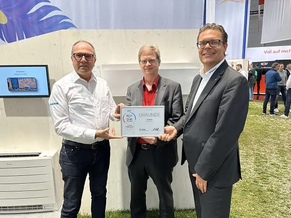 2. Platz „Lüftung/Klima“ für Daikin mit „Daikin Emura 3“: Michael Spork, Vertriebsleiter Heizung bei Daikin Airconditioning Germany; stv. Si-Chefredakteur Marcus Lauster und Martin Krutz, Geschäftsführer Daikin Airconditioning Germany (v. l.).