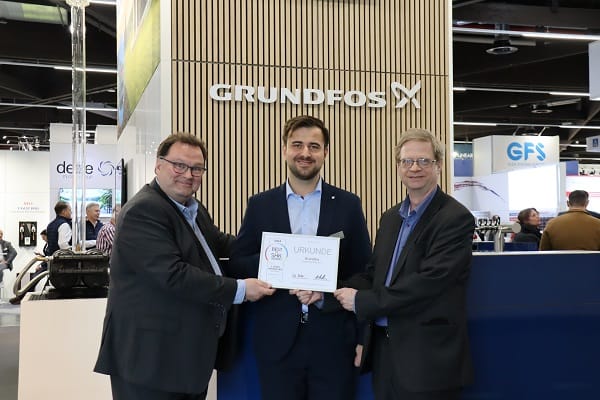 2. Platz „Marketing“ Grundfos mit „Explore Next Truck Tour“: Dirk Schmitz, Marketing Manager DBS D-A-CH Grundfos; Patrick Isermann M.Sc., Marketing Specialist bei Grundfos; und stv. Si-Chefredakteur Marcus Lauster (v. l.).