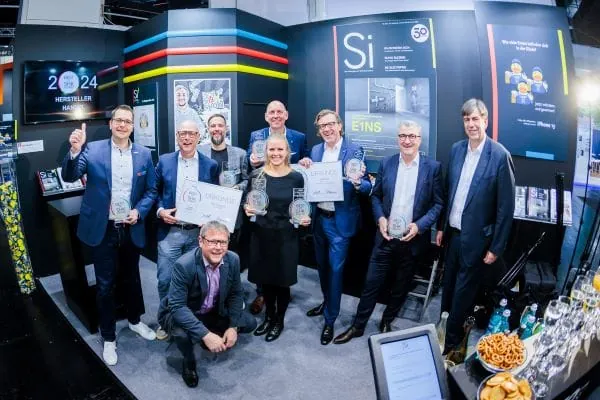 In diesem Jahr w&auml;hlten die Si-Leserinnen und Si-Leser die Firmen Hansgrohe, Geberit, Bosch Home Comfort, Kermi und die GC-Gruppe zu den Gewinnern der &bdquo;Best of SHK Awards 2024&ldquo; in den Bereichen Hersteller und Handel (v. l.): Tino Hirsch (Bosch Home Comfort), Michael Kunkel (Gienger & Funk) und Benjamin Asche (GC), Si-Chefredakteur Maximilian D&ouml;ller, Linda Auinger (Hansgrohe), Michael Schr&ouml;der und Volker R&ouml;ttger (Geberit), Heiko Folgmann (Arbonia Climate/Kermi Raumklima) und Jan Peter Kruse (Mitglied der Gesch&auml;ftsleitung Holzmann Medien).