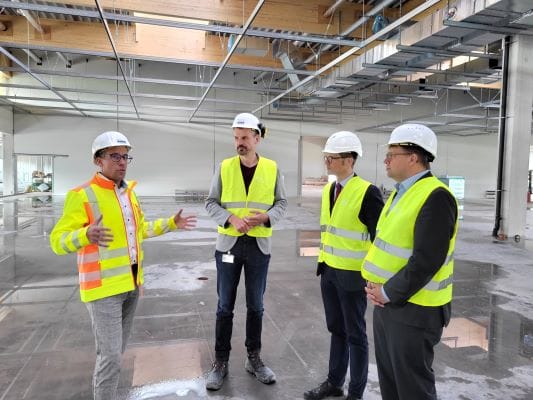 Jumo-Geschäftsführer Dr. Steffen Hoßfeld und Jumo-Projektleiter Stefan Reith erläutern Stadtbaurat Daniel Schreiner und Fuldas Oberbürgermeister Dr. Heiko Wingenfeld die nächsten Schritte (v. l).