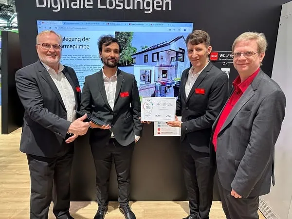 3. Platz „B2B.Digital“ für Wolf mit „Wärmepumpen-Konfigurator“: Karl-Heinz Knoll, Presse und Corporate Communication Wolf Marketing; Osman Özkan und Roman Bauer, Product Owner Solution Wolf Brink Digital; und Marcus Lauster, stv. Si-Chefredakteur (v. l.).