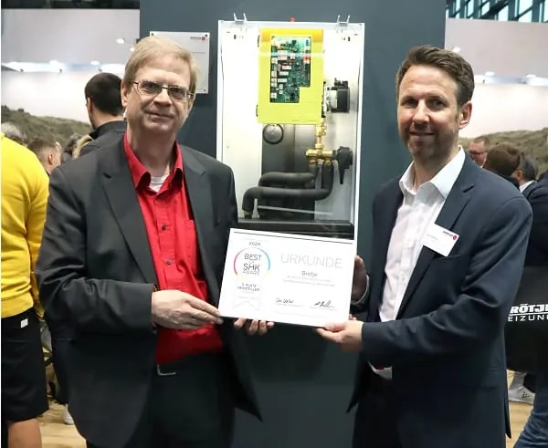 3. Platz „Heizung“ für Brötje mit „Kit 65: Die Schnittstelle zwischen Gas-Brennwertkessel und Wärmepumpe“: Jan Arkenau, Leiter Marketing und Kommunikation Brötje, mit stv. Si-Chefredakteur Marcus Lauster (v. r.).