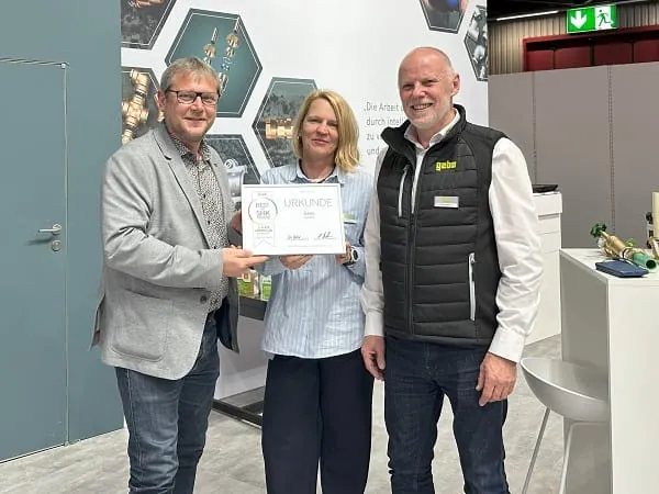 3. Platz „Installation“ für Gebo mit „multigebo“: Thomas Bocks, Vertriebsleitung bei bei Gebo Armaturen; Daniela Becker, Head of Marketing bei Gebo Armaturen; und Si-Chefredakteur Maximilian Döller (v. r.).