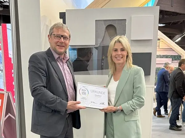 3. Platz „Lüftung/Klima“ für Zewotherm für „Zewo SmartFan 2.0“: Silke Ziegler, Mitglied der Geschäftsleitung und Leitung Unternehmenskommunikation Marketing/Vertrieb bei Zewotherm, mit Si-Chefredakteur Maximilian Döller.