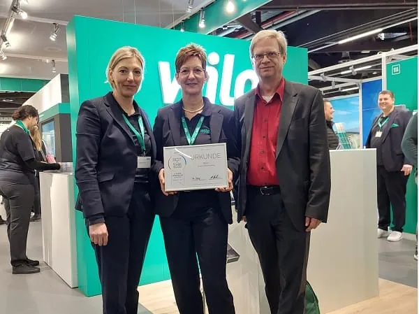 3. Platz „Marketing“ für Wilo mit „Wilo-Coffee-Roadshow“: Stefanie Pelz, Marketing Lead Germany Wilo; Anita Uhlott, Project Manager Marketing Wilo; und stv. Si-Chefredakteur Marcus Lauster (v. l.).