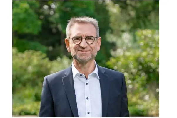 Dr. Bross ist im Unternehmen für Produktion, Technologie, Digitale Transformation sowie für die Marktbereiche Energie und Petrochemie/Chemie verantwortlich.