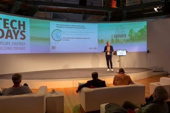 Der Elco-Vertriebsleiter Commercial, Rolf Meier, erläuterte drei Erfüllungsoptionen für das GEG mit Elco: Monovalente Wärmepumpen, Hybrid-Wärmepumpen und Booster-Wärmepumpen. Er zeigte anhand von Beispielen erfolgreiche Heizungswechsel in Bestandgebäuden.