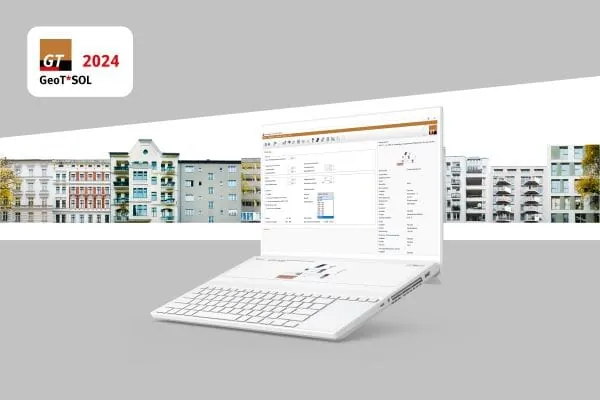 Wei&szlig;es Laptop vor Wohnh&auml;usern in Reihe. Auf dem Monitor ist die Software zu sehen.