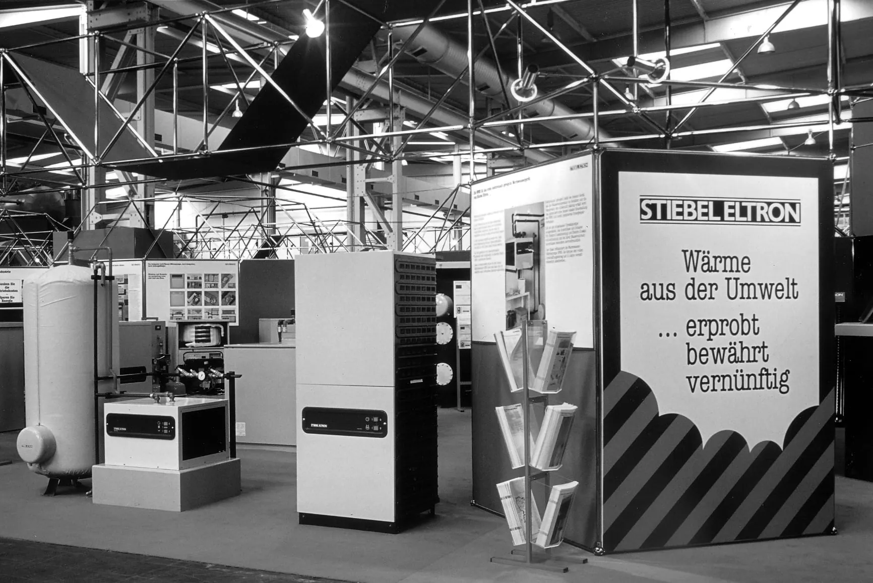 Auch auf dem Stiebel Eltron-Messestand auf der Hannover-Messe 1982 waren Wärmepumpen ein wichtiges Thema.