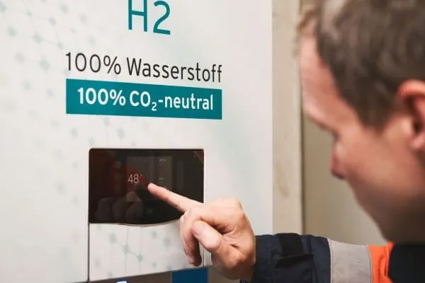 Installateur stellt 100-%-H2-Brennwerttherme ein.