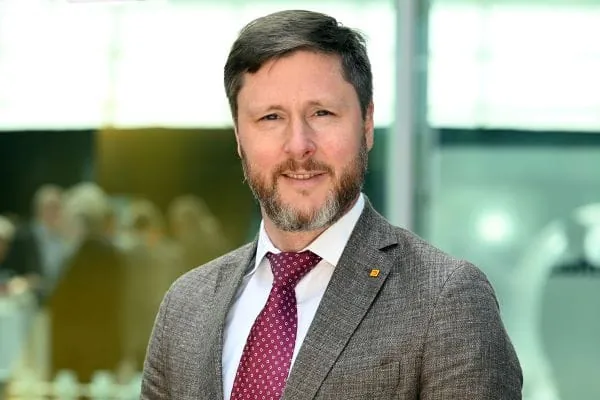 Porträtfoto Alexander Neuhäuser