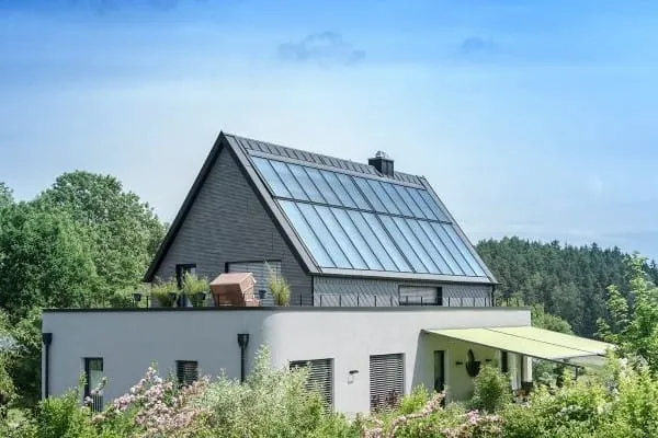 Sonnenhaus mit integrierte Indach-Solarthermieanlage