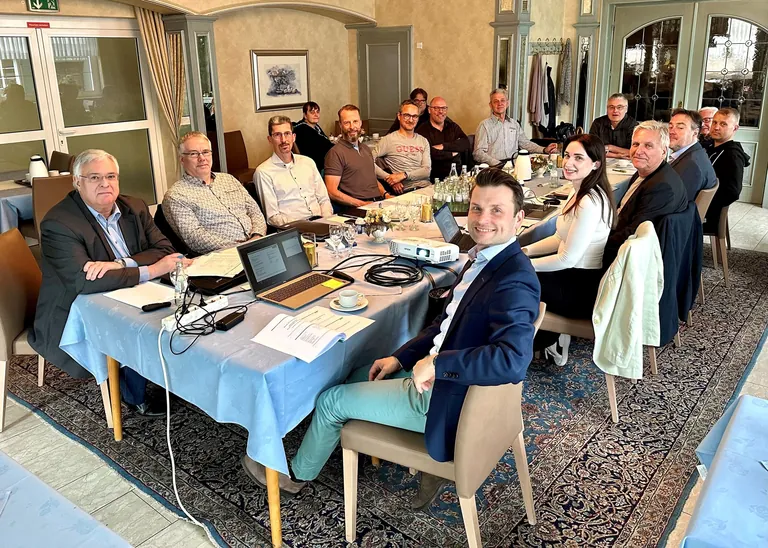 Teilnehmer der ÜWG-Mitgliederversammlung 2024 in Wachtberg.
