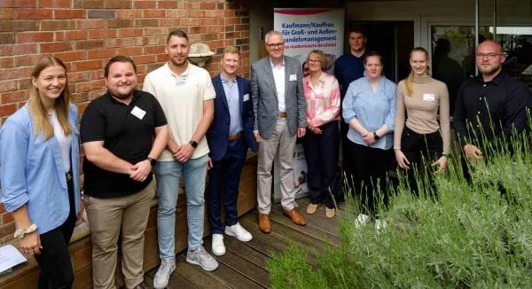 Die Finalistinnen und Finalisten mit der Jury 2024: Jule Knab, Lukas Frank, Oliver Winkler, Matti Stejskal (Jury), Achim Laubenthal (Jury), Uta Weil (Jury), Mario Schmidt, Ann-Marie Stein, Amelie K&ouml;mmler, Artur Krieger (v. l.).