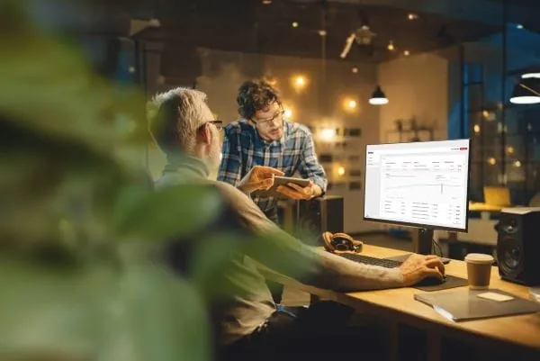 Zwei M&auml;nner im B&uuml;ro. Symbolbild zu Techem-Digitaler-Heizungskeller