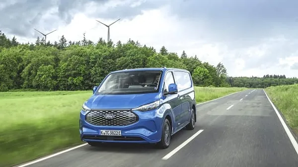 Der neu entwickelte Ford E-Transit Custom kombiniert Einsatzbereitschaft mit innovativen Kundenvorteilen und umfassenden Ford-Pro-Leistungen.
