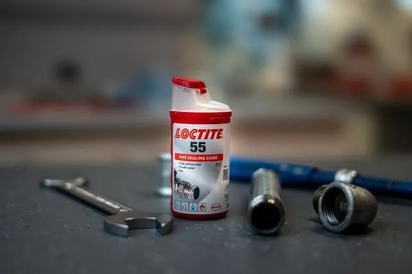 Die neue Verpackung für Loctite 55 bietet mehrere Verbesserungen für Anwender und besteht nun aus 70 % recycelten Kunststoff.
