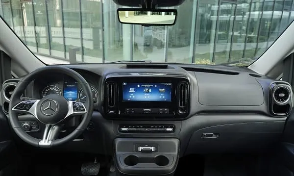 Das Cockpit inklusive MBUX-Mediadisplay bietet Platz f&uuml;r zahlreiche digitale Helfer.