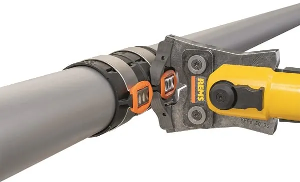 Die Rems-Presszange GFFo 50-75 ist f&uuml;r die gr&ouml;&szlig;eren Dimensionen mit einem Durchmesser von 50, 63 und 75 mm ausgelegt. F&uuml;r 16, 20, 25, 32 und 40 mm gibt es die neuen GFFb 16-40 und Mini GFFb 16-40.