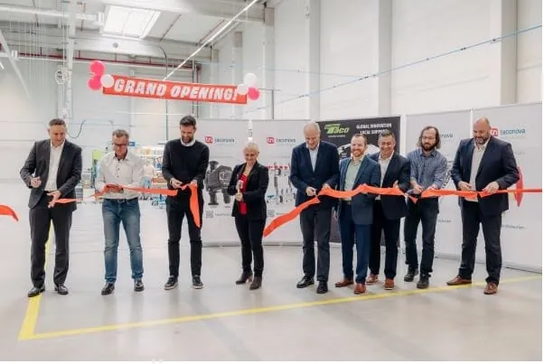 Zur feierlichen Er&ouml;ffnung der neuen Taconova Produktionsst&auml;tte im tschechischen Bor&scaron;ov wurde das rote Band durchschnitten. 