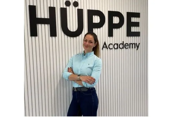 Mindy Hermanns freut sich auf ihre Aufgabe als neue Gebietsleiterin im Vertrieb von Duschplatzspezialist H&uuml;ppe.