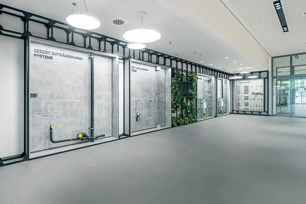 Eigene Ausstellungsbereiche im neuen Geberit-Mapress-Produktionsgeb&auml;ude in Langenfeld sind den Systeml&ouml;sungen gewidmet.