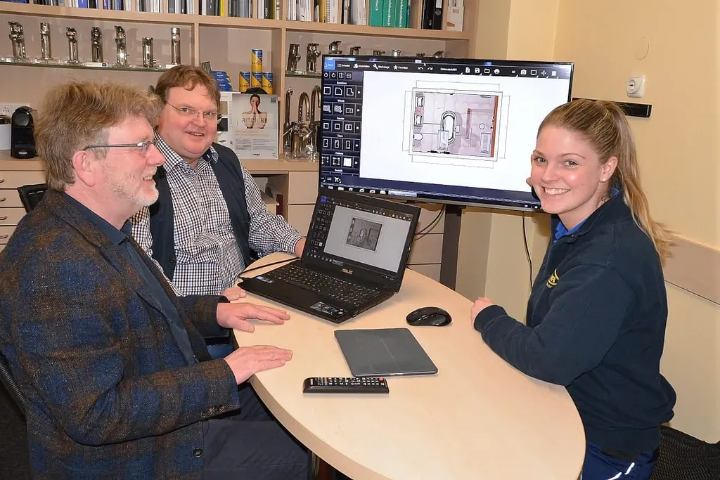 Familienbetrieb: SHK- und Elektromeisterin Ute Bleker mit ihrem Vater und Mit-Gesch&auml;ftsf&uuml;hrer Georg Bleker (Mitte) und ihrem Onkel Wenzel Bleker (links) bei einer Badplanung.