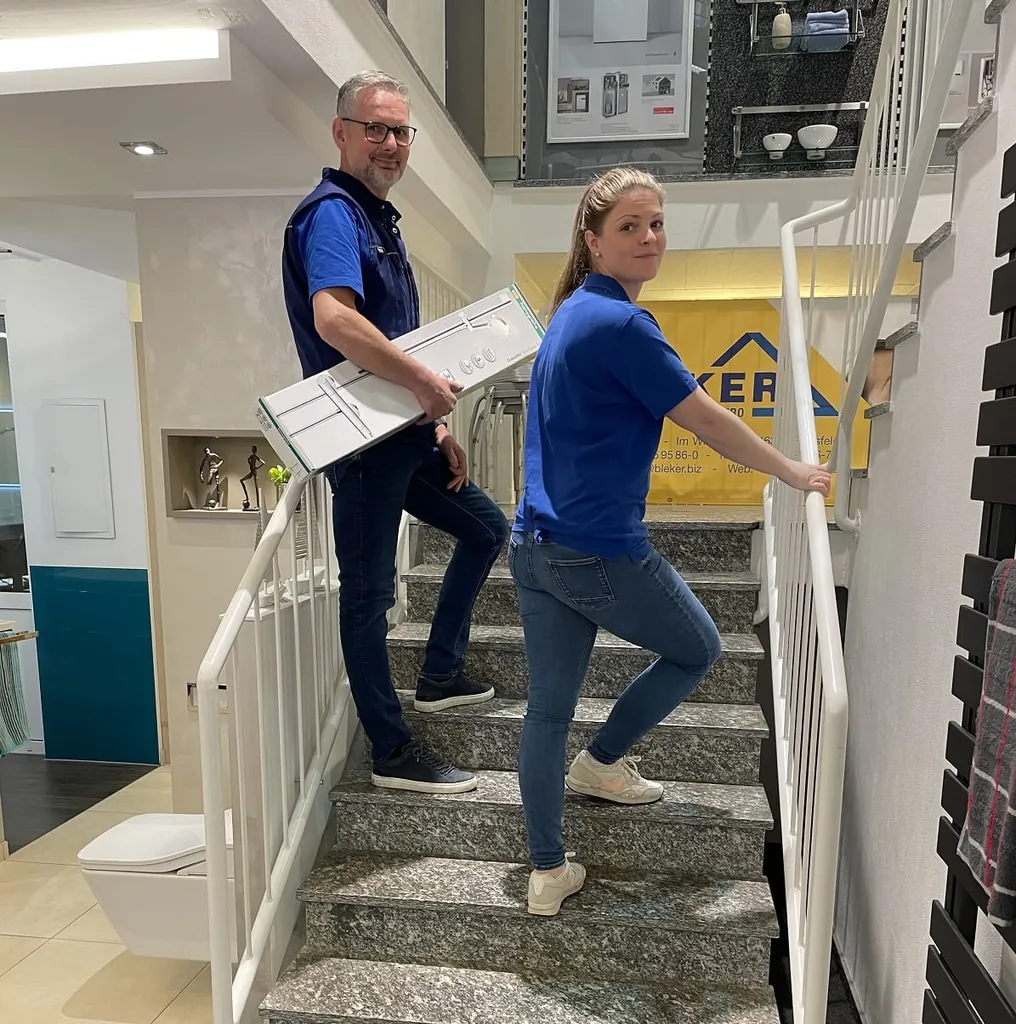 Monteur Hubert Wesseling und Ute Bleker in der Ausstellung der Bleker GmbH in Raesfeld.