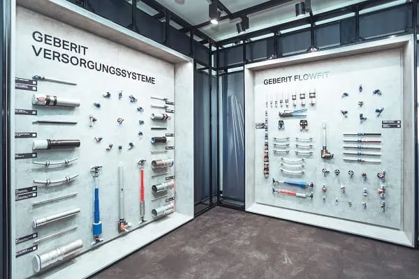 Die Pr&auml;sentationsw&auml;nde am Keramikstandort Haldensleben informieren &uuml;ber die Geberit-Systeml&ouml;sungen.