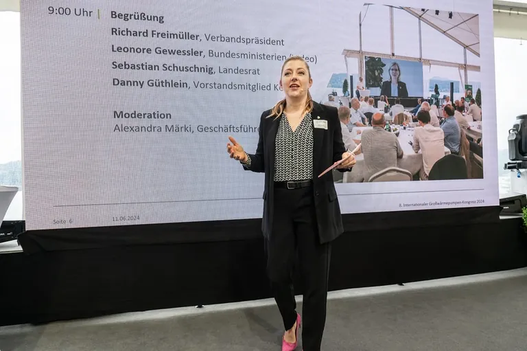 Moderatorin Alexandra Märki, Geschäftsführerin Fachvereinigung Wärmepumpen Schweiz (FWS) führte durch das Programm des 8. Internationalen Großwärmepumpen-Kongresses.