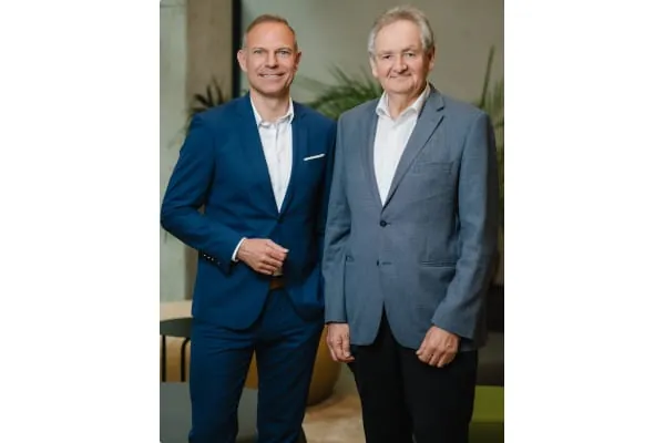 Hans Peter Fuchs übergibt das Geschäftsführungsressort Finanzen an Harald Klaiber. (v.r.)