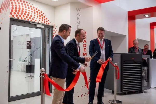 Diego Falsini, Geschäftsführer Elco Deutschland (Mitte) eröffnet feierlich die Räumlichkeiten der neuen Elco Wärmepumpen Akademie. Unterstützt wird er von Hechingens Bürgermeister Philipp Hahn (rechts) und Thomas Kneip, geschäftsführender Vizepräsident Nord- und Mitteleuropa der Ariston Group, zu der Elco gehört.