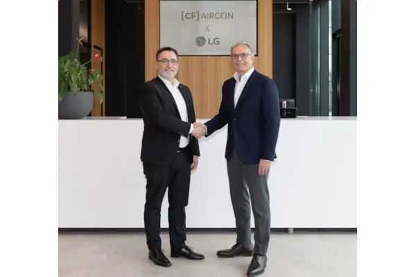LG Electronics Deutschland (LG) und Fischer K&auml;lte-Klima haben einen weitreichenden Distributionsvertrag geschlossen: Andreas Gelbke, Sales Director Air Solution von LG, und Veit Scholl, Gesch&auml;ftsf&uuml;hrer von Fischer K&auml;lte-Klima.
