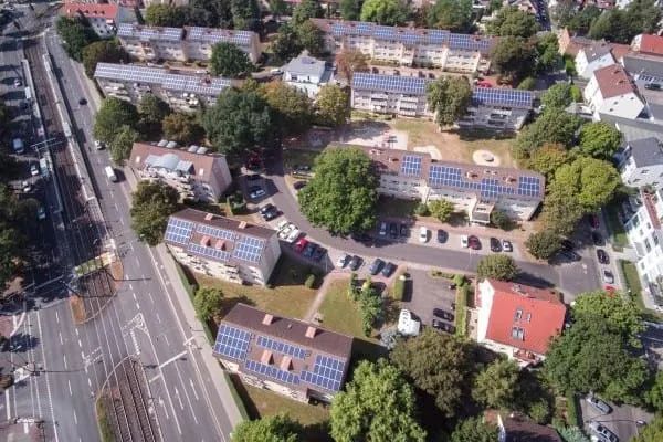 Drohnenaufnahme PV-D&auml;cher einer Mieterstromanlage