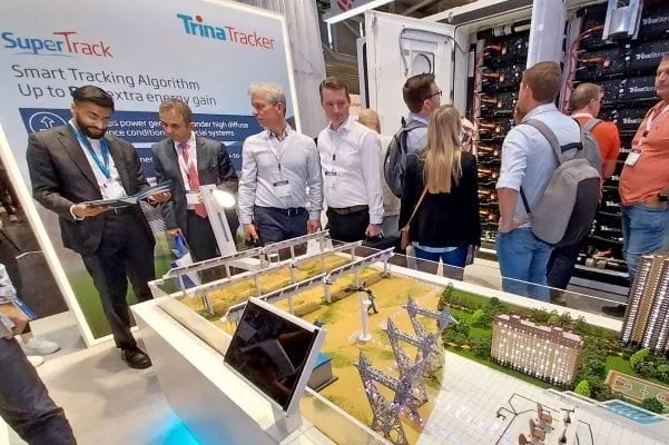 Besucher auf einem Messestand von Trinasolar