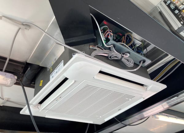 Über 28 Deckenkassetten KWD EC wird Kühle und Wärme zugfrei in die dreigeschossige Race Base eingebracht.