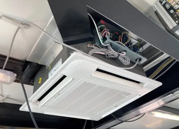 Über 28 Deckenkassetten KWD EC wird Kühle und Wärme zugfrei in die dreigeschossige Race Base eingebracht.