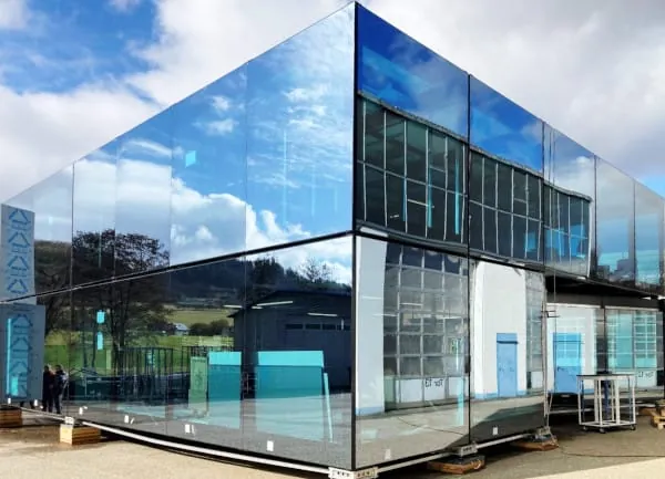 Die McLaren Race Base ist mit spiegelnden Glasscheiben ausgestattet &ndash; das macht eine sehr gute K&uuml;hlung erforderlich.