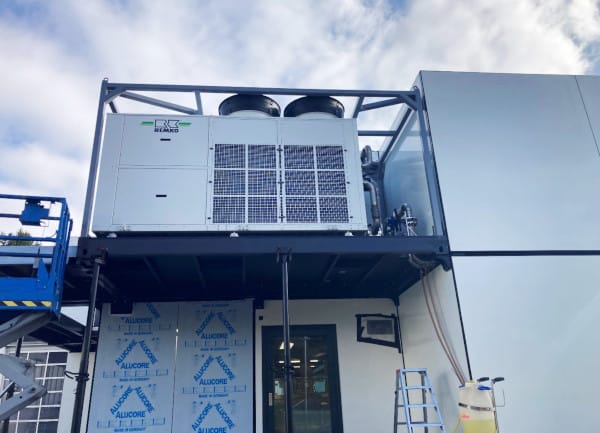 Der kompakte Kaltwassererzeuger KWP Eco mit 140 kW Kühlleistung passt exakt in das mobile System.