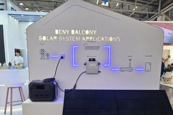 Messestanf mit ausgestellter Balkon-PV: Module, Mini-Wechselrichter und mobiler Stromspeicher.