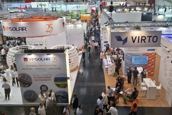 Besucher in Messehalle The smarter E Europe