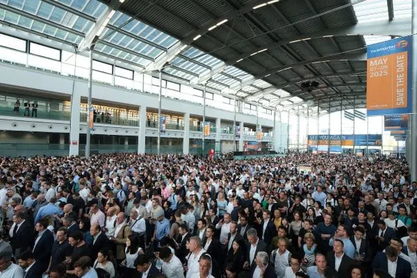 Besucheransturm im Einlassbereich der Fachmesse The smarter E Europe 2024