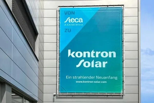 Fassade Firmensitz Kontron Solar in Memmingen mit Poster "von steca zu Kontron Solar
