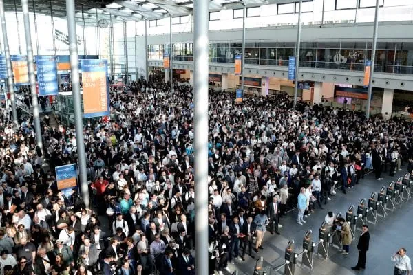 Besucheransturm vor den Eing&auml;ngen zur Fachmesse The smarter E. Eingangsbereich ist mit Besuchern &uuml;berf&uuml;llt.