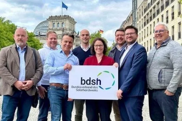 8 Gr&uuml;ndungsmitglieder des bdsh halten ein Schild mit Aufdruck bdsh. Im Hintergrund das Reichtagsgeb&auml;ude in Berlin.