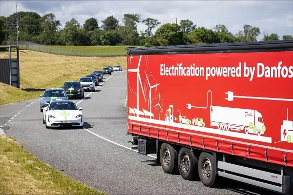 Auf dem Weg nach Le Mans: Elektrischer Roadtrip mit 48 Fahrzeugen von D&auml;nemark nach Frankreich.